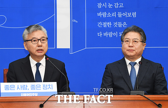 홍성국 세종갑 후보는 과거 거듭된 여성비하 발언이 재조명을 받고 있다. 지난 2월 6일 더불어민주당 인재영입 행사에서 말하고 있는 홍 후보(왼쪽). /배정한 기자