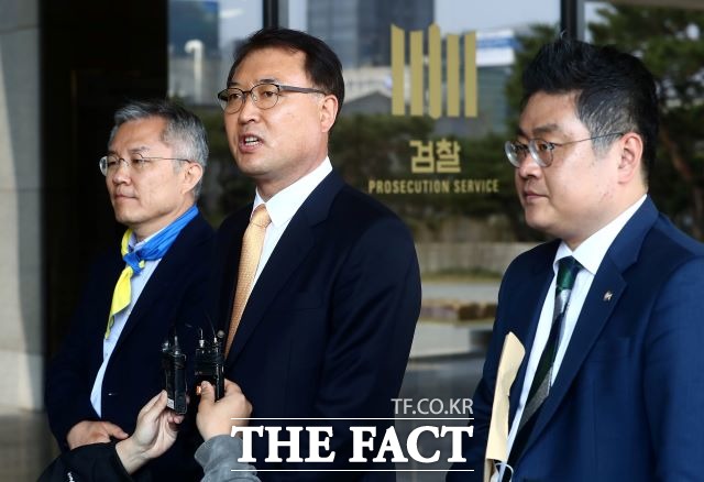 10일 서울중앙지검에 따르면 주가조작 및 의료법 위반 등 의혹으로 고발된 윤석열 검찰총장의 부인과 장모 사건을 형사 1부에 배당했다. 사진은 지난 7일 최강욱(왼쪽부터) 전 청와대 공직기강 비서관과 황희석 전 법무부 인권국장, 조대진 변호사가 두 사람을 고발하기 위해 서울중앙지검 민원실로 향하기 전 취재진 앞에 선 모습. /뉴시스