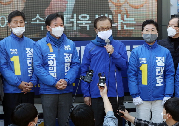 통합당은 이해찬 민주당 대표와 윤호중 선대본부장의 발언 때리기에 나서며 막말 공세에 반격했다. 이해찬 민주당 상임선대위원장이 9일 서울 관악구 정태호 관악을 후보 선거사무소를 방문, 지원유세를 하는 모습. /뉴시스