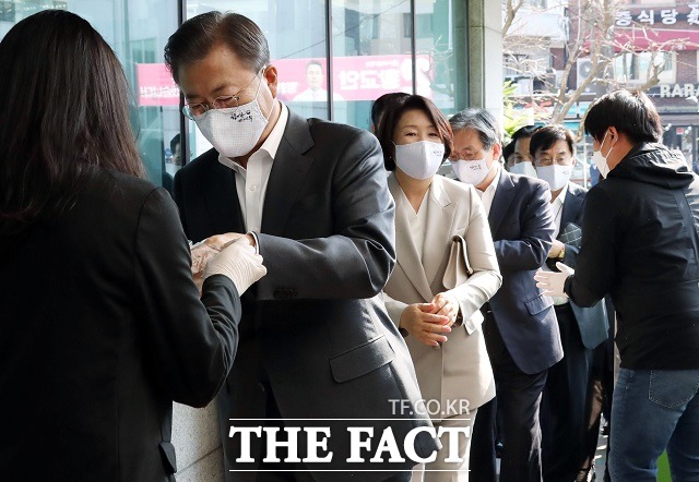 문재인 대통령이 제21대 국회의원 선거 사전투표 첫 날인 10일 오전 서울 종로구 삼청동 주민센터에 마련된 사전투표소에서 투표를 하기 전 1회용 장갑을 착용하고 있다. /뉴시스