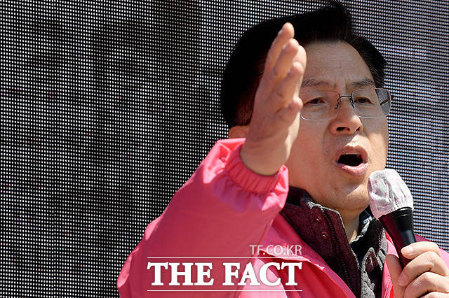 황교안 미래통합당 대표는 10일 세월호 막말 논란으로 당 윤리위원회의 탈당 권유 징계를 받은 차명진 후보에 대해 "우리당 후보다 아니다"고 선을 그었다. 종로구에서 유세 중인 황 대표. /이선화 기자