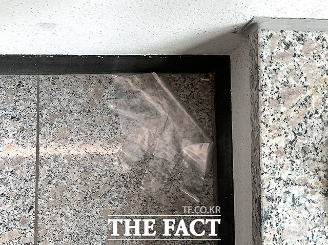 바닥에 버려진 일회용 비닐장갑도 눈에 띤다.