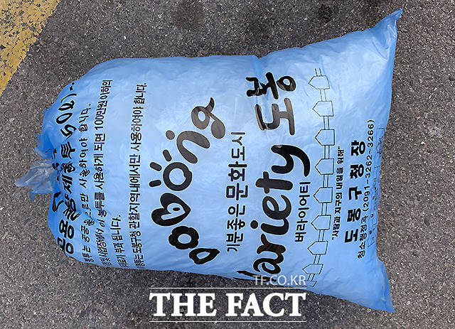 투표소 곳곳에 보이는 비닐장갑 쓰레기봉투