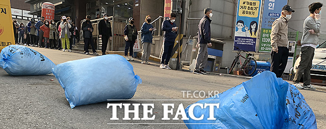 길게 줄 선 유권자와 사용 후 버려진 일회용 비닐장갑, '환경을 생각하면 안타까운 일회용 비닐장갑의 사용'