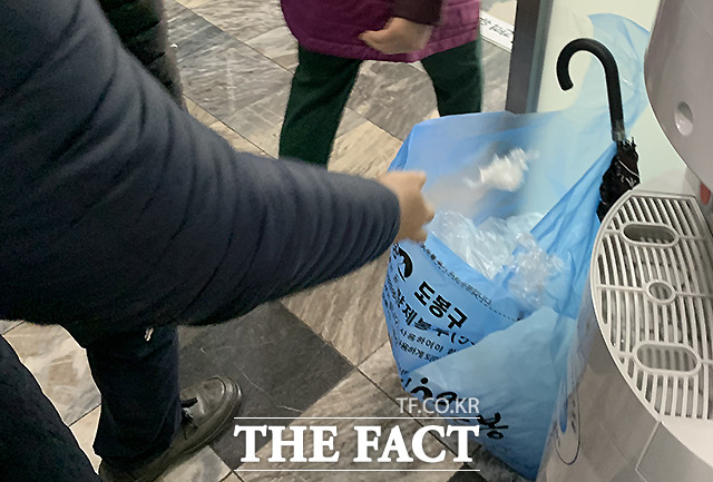 버려지는 일회용 비닐장갑들