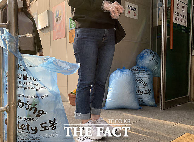 코로나19 예방을 위한 방법으로 사용된 일회용 비닐장갑