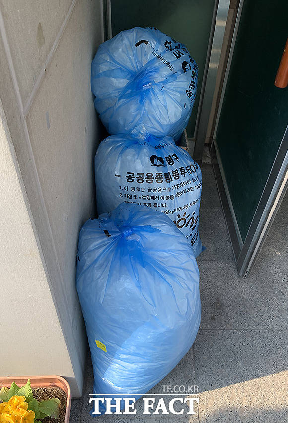 하루에 사용된 수많은 비닐장갑이 쓰레기봉투에 담겨 쌓여 있다.