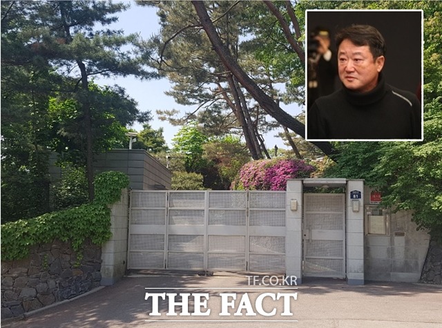 현재 이웅열 전 회장의 성북동 자택에는 4건의 가압류가 걸려있다. /더팩트 DB