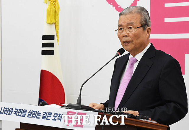 김종인 통합당 총괄선대위원장이 14일 오전 국회에서 대국민 기자회견을 열고 "이번에 코로나를 틈타 '청와대 돌격대', '코돌이'들이 대거 당선되면 국회는 바이러스에 감염되고 이 나라는 진짜 망하는 것"이라며 지지를 호소했다. /배정한 기자