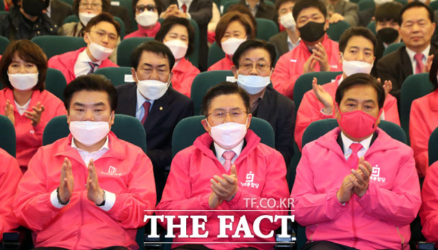 통합당 황교안 대표(가운데), 심재철 원내대표(오른쪽), 미래한국당 원유철 대표 등이 15일 오후 국회도서관에 마련된 제21대 국회의원 선거 개표상황실에서 출구조사 결과를 시청하며 이기는 지역의 결과가 발표될 때 박수를 치고 있다. /남윤호 기자