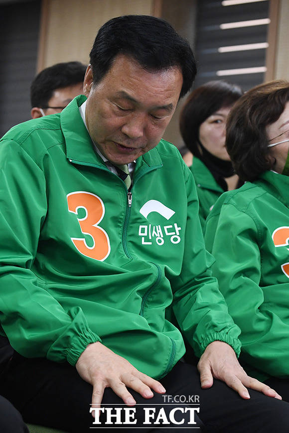 제21대 국회의원 선거일인 15일 여의도 민생당 당사 5층에 마련된 개표상황실에서 손학규 상임선대위원장이 출구조사 결과 발표를 시청한 뒤 고개를 젓고 있다. /남용희 기자