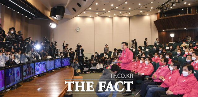 황교안 통합당 대표가 15일 오후 국회도서관에 마련된 제21대 국회의원 선거 개표상황실에서 출구조사 결과를 시청한 뒤 소감을 발표하고 있다. /남윤호 기자