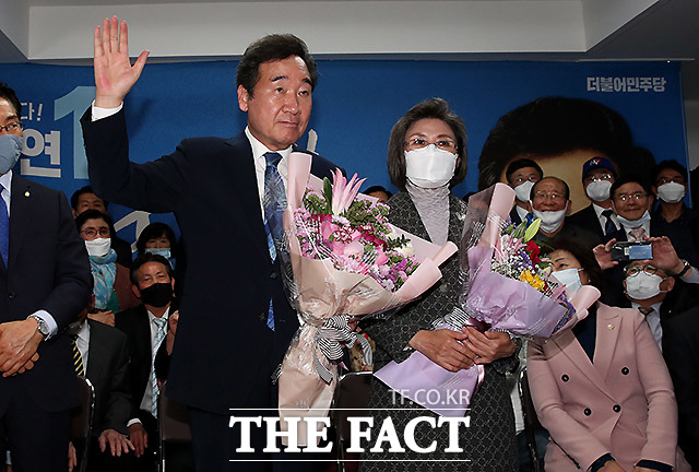 이낙연 더불어민주당 종로구 후보(왼쪽)와 부인 김숙희씨가 15일 밤 서울 종로구 선거사무실에서 당선이 확실시되자 지지자들의 축하를 받고 있다. /종로=이효균 기자