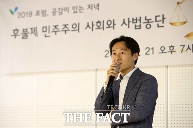 양승태 대법원 당시 이탄희(42·사법연수원 34기) 변호사를 법원행정처 심의관으로 발탁한 큰 이유는 그가 기획팀장으로 활동한 국제인권법연구회를 통제하기 위해서라는 주장이 법정에서 나왔다. 사진은 지난해 5월 서울 중구 서울시 NPO 지원센터에서 '사법농단은 왜 우리를 화나게 하는가'를 주제로 강연하는 이 변호사. /뉴시스