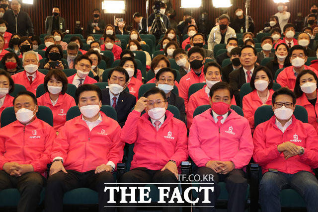 황교안 미래통합당 총괄선대위원장이 종로에서 이낙연 민주당 후보에게 패했다. 다만, 통합당은 지난 20대 총선 당시 민주당에게 내줬던 영남 지역과 서울 강남구를 탈환할 것으로 전망된다. 15일 오후 국회도서관에 마련된 선거 개표상황실에서 출구조사 결과를 시청하는 통합당 지도부. /국회=남윤호 기자