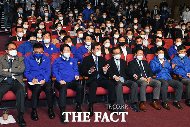 박수와 환호성 자제 요청하는 이낙연 상임선대위원장. /배정한 기자