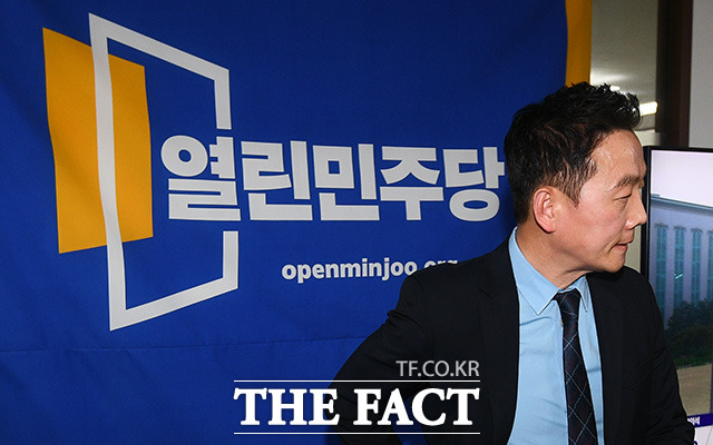 제 21대 국회의원 선거날인 15일 오후 정봉주 열린민주당 최고위원이 서울 영등포구 열린민주당 당사에서 출구조사 발표 시청을 마치고 퇴장하고 있다. /이동률 기자