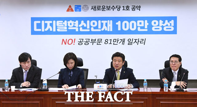 4·15 총선에서 유승민계 통합당 의원들도 대거 낙선한 가운데 하태경(부산 해운대갑, 왼쪽 첫 번째), 유의동(경기 평택을, 오른쪽 두 번째) 후보만 지역구에서 승리했다. 다만 원외에서 5명이 새롭게 당선되면서 유승민계는 통합당 내에서도 존재감을 유지하게 됐다. /남윤호 기자