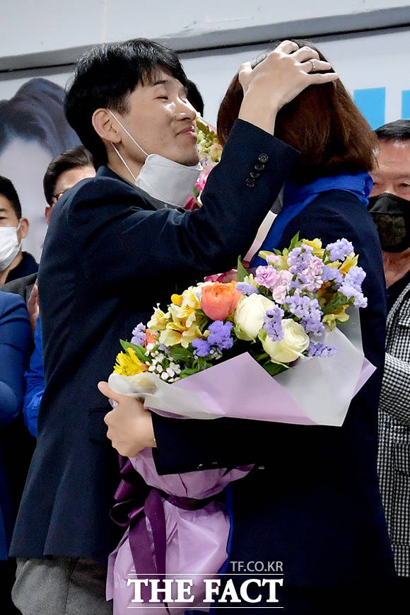 고 후보의 얼굴을 붙잡는 조기영 씨