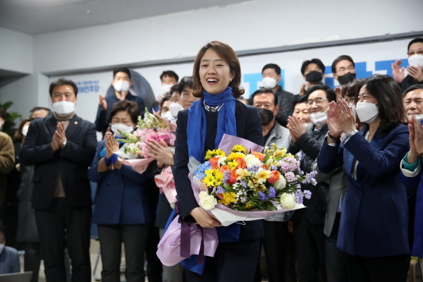더불어민주당 고민정 후보가 16일 오전 서울 광진구에 위치한 선거사무소에서 당선소감을 말하는 모습. /뉴시스