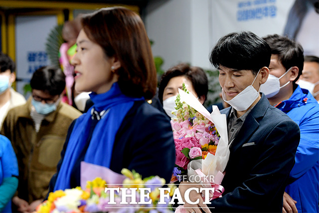 고 후보의 소감을 듣는 조기영 씨