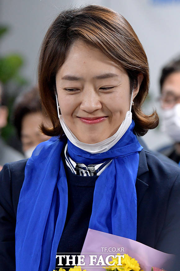 고민정 민주당 광진을 국회의원 후보가 16일 새벽 서울 광진구 후보자 사무소에서 제21대 국회의원 선거 당선이 확실시 되자 기뻐하고 있다. /이선화 기자