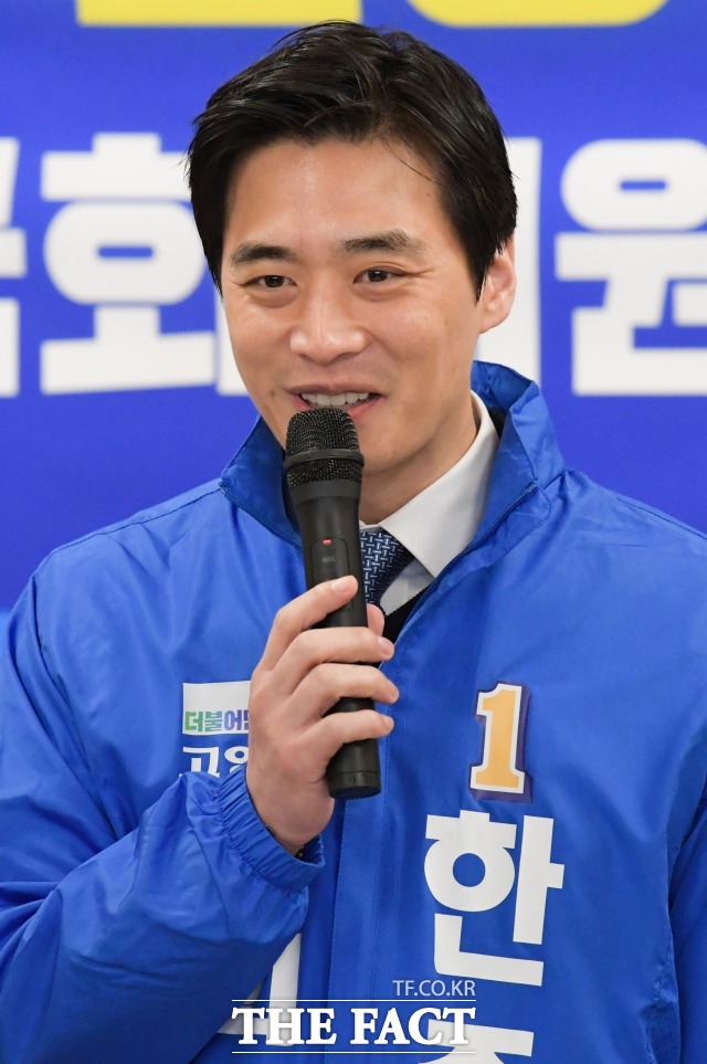 경기 고양을에 출마한 한준호 후보 등 행정관급들도 다수 21대 국회에서 좋은 성적표를 받아들었다. 지난달 15일 오후 신분당선 서북부연장선 성공적 추진을 위한 더불어민주당 국회의원 후보 총선 공약 협약식에서 한 후보가 발언하는 모습. /김세정 기자