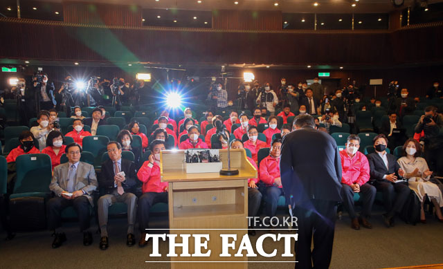 황교안 미래통합당 총괄선대위원장이 15일 오후 서울 여의도 국회도서관에 마련된 제21대 국회의원 선거 개표상황실에서 긴급기자회견을 열고 당직 사퇴를 발표하고 있다. /국회=남윤호 기자