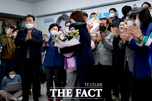 기쁨 나누는 두 사람