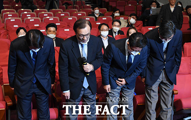 이인영 더불어민주당 원내대표와 이해찬 대표, 우희종 더불어시민당 상임선대위원장과 이종걸 상임선대위원장(왼쪽부터)이 15일 국회 의원회관 대회의실에 마련된 제21대 국회의원 선거 개표상황실에서 총선 결과에 대한 발언을 마친 뒤 인사를 하고 있다. /배정한 기자