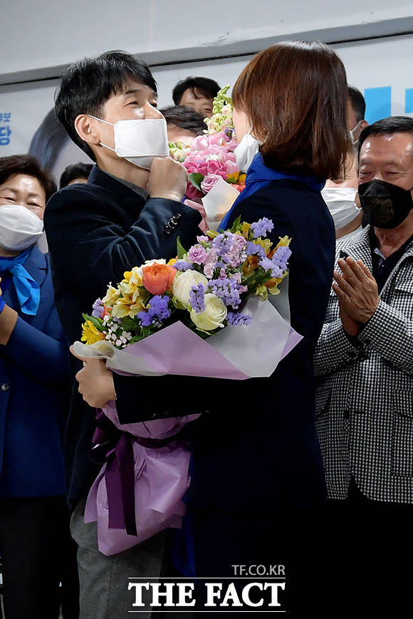 포옹이 끝나고, 마스크를 벗는 조기영 씨