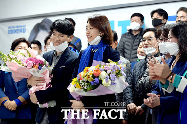 당선 유력, 남편 조기영 씨와 선거사무소 찾은 고민정 후보