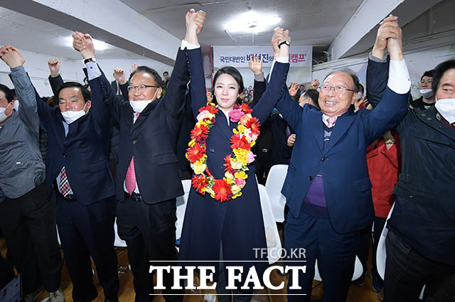 제21대 국회의원 선거에서 서울 송파을에 출마해 당선이 확실시 된 배현진 미래통합당 후보(가운데)가 16일 오전 서울 송파구 잠실동 선거사무소에서 당선 세리머니를 하고 있다. /김세정 기자