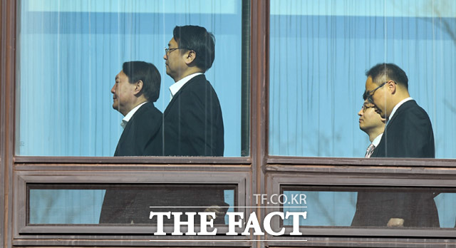 17일 대검찰청에 따르면 윤석열 검찰총장은 이날 '채널 A와 검사 유착 의혹' 관련 사건을 서울중앙지검 형사1부가 맡아 수사하라고 지시했다. 사진은 지난 1월 10일 대검 본관에서 점심식사를 위해 구내식당으로 향하고 있는 윤 총장과 당시 강남일 차장, 한동훈 반부패부장 등의 모습. / 임세준 기자.