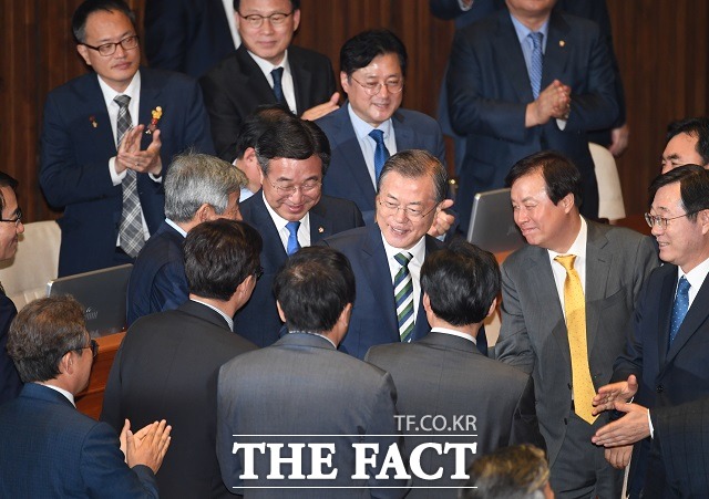 더불어민주당이 단독으로 과반 의석을 훌쩍 넘김에 따라 6월1일 개원하는 21대 국회에서 막강한 의회 권력을 갖게 됐다. 사진은 문재인 대통령이 지난해 10월 시정연설을 하기 위해 국회 본회의장으로 들어서면서 민주당 의원들과 인사하는 모습. /배정한 기자