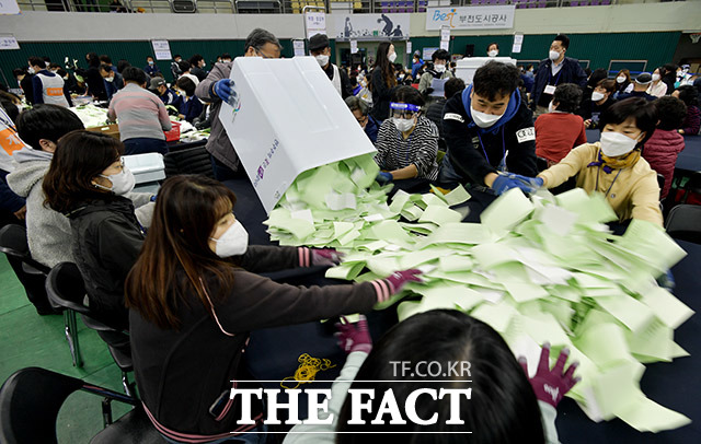 전문가들은 '역풍'을 우려하면서도 '전략적인 판단'이기 때문에 옳고 그름을 따질 수 없다는 시각이다. 지난 15일 21대 국회의원 선거 비례대표 수기 개표 모습. /이덕인 기자