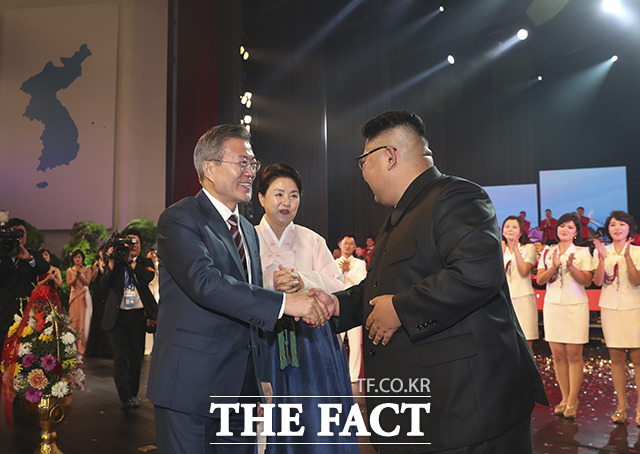 통일부 관계자는 16일 기자들과 만나 이에 대해 한반도 평화 프로세스를 일관되게 추진할 것이라고 밝혔다. 지난 2018년 평양 정상회담에서 문재인 대통령과 김정은 북한 국무위원장의 모습. /사진 공동취재단