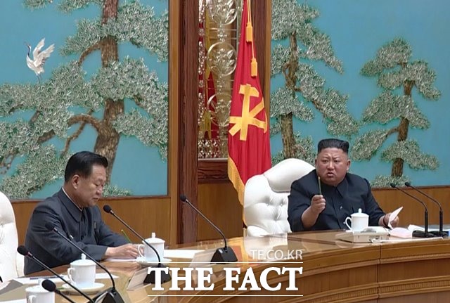 도널드 트럼프 미국 대통령이 김정은 북한 국무위원장에게 "좋은 편지를 받았다"고 밝힌 지 하루도 안 돼 북한이 "최근 편지를 보내지 않았다"고 반박하면서 양국인 '김정은 친서'를 놓고 진실공방을 벌이고 있다. 김 위원장(오른쪽)이 지난 11일 노동당 중앙위원회 정치국 회의를 주재하는 모습. /뉴시스