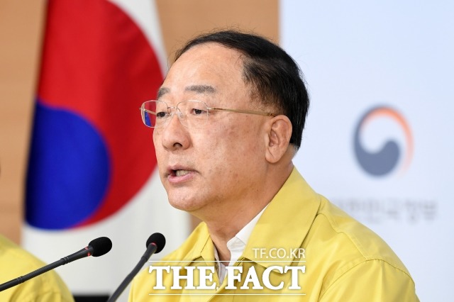 홍남기 경제부총리 겸 기획재정부 장관은 20일 '긴급재난지원금' 관련 소득하위 70%지급 방침을 고수하고 있다. 향후 코로나19 대응을 위해 재정여력을 축적해둬야 한다는 게 가장 큰 이유다. 지난달 19일 서울정부서울청사에서 열린 '비상경제회의 결과'를 브리핑하는 모습. /남용희 기자