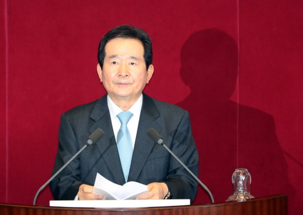 정세균 국무총리는 20일 국회에서 7조6000억 원 규모의 올해 2차 추경안에 대한 시정연설을 했다. 여기에는 긴급재난지원금 '소득하위 70%' 지급 내용이 담겼다. 정 국무총리가 이날 서울 여의도 국회에서 긴급재난지원금 지급을 위한 추경안 편성 관련 시정연설을 하는 모습. /뉴시스