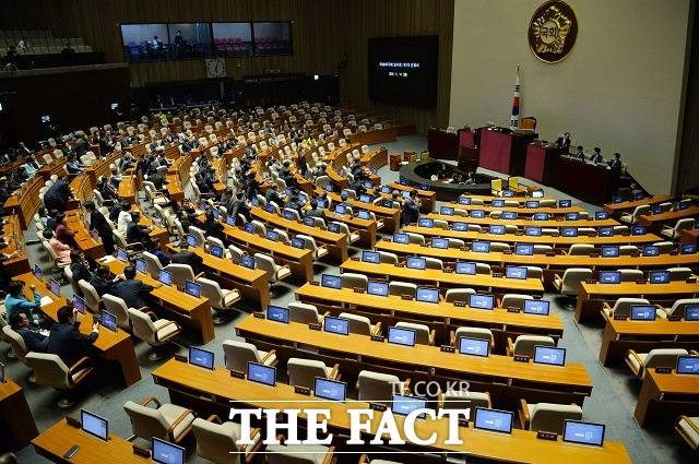 청와대는 22일 전 국민에게 긴급재난지원금을 지급하기 위해 조속히 추가경정예산안 통과를 당부했다. /더팩트 DB