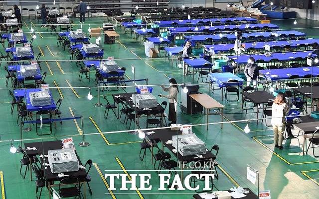 청와대는 27일 '전자개표기 폐기' 청원과 관련해 선관위의 담당이라며 답변에 한계가 있다고 답했다. 지난 14일 대구시 북구 산격동 대구체육관에 마련된 개표소에서 관계자들이 개표 시설들을 점검하는 모습. /임영무 기자