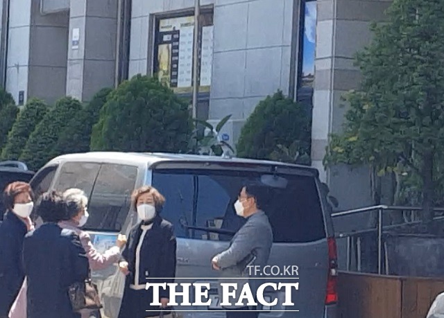 교인들은 오랜만에 교회를 찾은 황 전 대표와 반갑게 인사한 후 '파이팅' 격려하는 한 교인을 황 전 대표가 바라보고 있다.