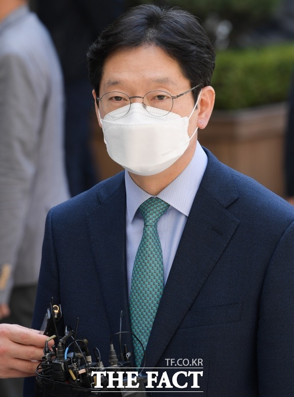 포털사이트 댓글 조작을 공모한 혐의를 받는 김경수 경남도지사 측이 27일 열린 항소심 공판에서 "모든 것은 드루킹 김동원이 만들어낸 이야기"라며 공소사실을 비판했다. 사진은 지난 3월 24일 열린 공판에 출석하는 김 지사의 모습. /김세정 기자