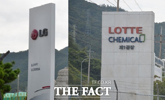 LG화학은 28일 올해 1분기 영업이익이 2365억 원으로 전분기 대비 흑자전환했다고 밝힌 가운데 석유화학부문에서 전지 부문의 적자 등을 메우며 선방한 성적표를 기록했다는 평가를 받고 있다. 다음달 8일 실적 발표를 앞둔 롯데케미칼도 적자를 면할 것으로 추정되고 있다. /더팩트 DB