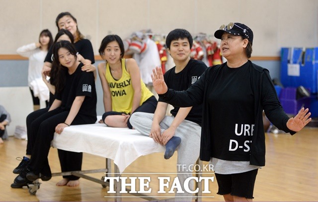 혜은이는 최근 팬클럽이 제작하고 세계 최초로 팬클럽회원들이 코러스를 넣은 노래 '그래'와 2019년 콘서트 당시 가장 많이 부각된 '나는 여자예요', '재회' 등을 수록한 미니앨범을 출시했다. 사진은 지난 2015년 뮤지컬 '울지마 톤즈' 연습 당시 상명여대아트홀. /더팩트 DB