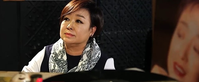 한때 우울증과 공황장애로 힘들었던 혜은이는 "(이혼 후) 참담하기만 했던 마음은 가라앉혔고, 앞으로는 정말 열심히 노래하면서 지내고 싶다"고 말했다. 사진은 2017년 TV조선 '마이웨이' 방송당시. /TV조선 '마이웨이'