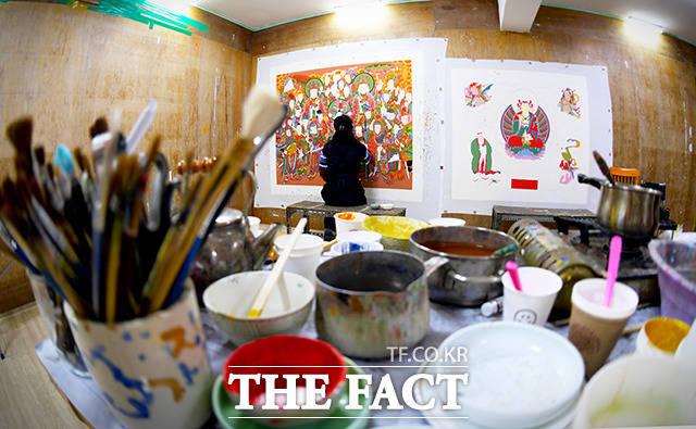 이제는 그의 일부가 된 탱화. 화실에는 구석구석 그의 세월이 고스란히 느껴졌다.