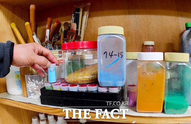 불화에는 돌이나 식물에서 얻은 자연 안료를 사용해 고려 불화 형식의 색채를 표현하기도 한다. 화실에는 전통 오방색을 표현하는 안료부터 다루기 까다로운 다양한 자연 안료도 있었다. 석채의 경우 평범한 가루처럼 보이지만 실제로 들어보니 무게가 상당했다.