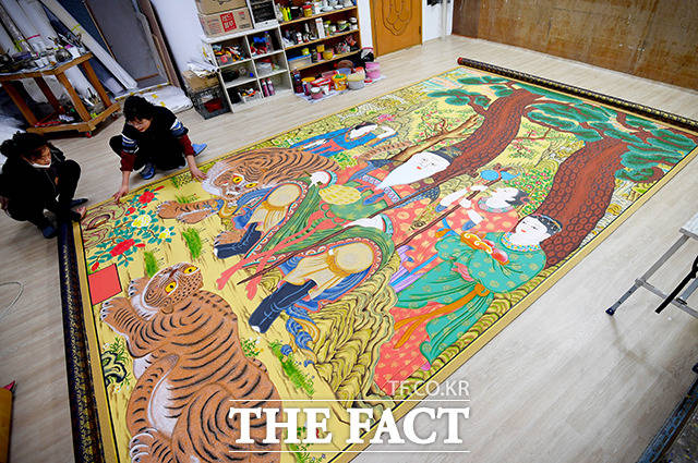 작업을 마친 산신탱화는 사람의 키를 훌쩍 뛰어넘는 크기였다. 이런 대형 탱화는 부처님 오신 날에 있을 야외 행사에 사용되곤 한다.